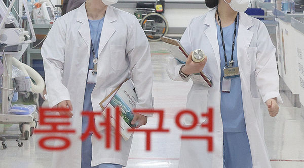 Cuộc chiến y tế tại Hàn Quốc diễn biến như phim: Các bác sĩ đưa ra “tối hậu thư” trước khi bệnh viện toàn quốc rơi vào tê liệt - Ảnh 1.