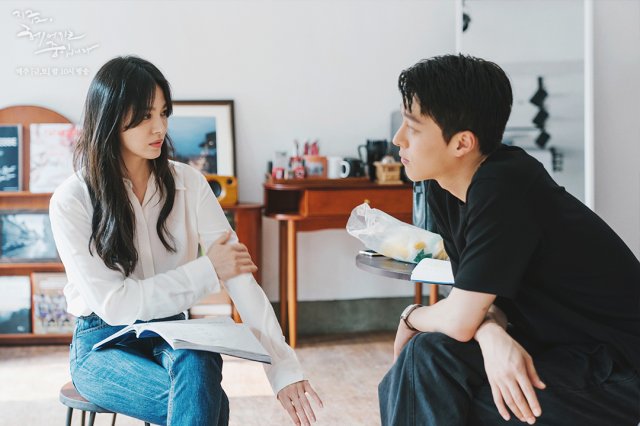 Song Hye Kyo luôn đẹp đỉnh cao khi diện áo sơ mi trắng, gợi ý 10 cách phối đồ cho mọi độ tuổi - Ảnh 8.