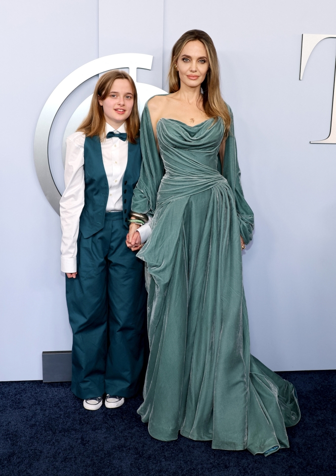 Angelina Jolie và con gái Vivienne trên thảm xanh Tony Awards 2024. Ảnh: AFP