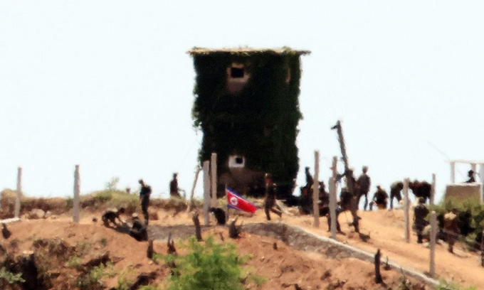 Binh sĩ Triều Tiên xây cứ điểm ở DMZ hôm 4/6. Ảnh: Yonhap