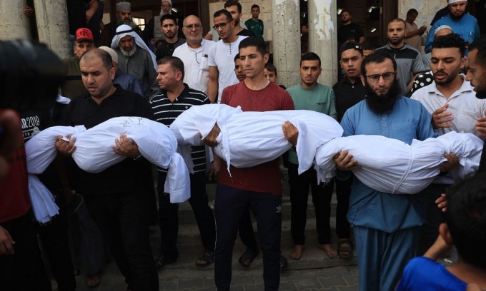 Người thân ôm thi thể những trẻ em thiệt mạng trong các cuộc không kích của Israel vào Rafah, miền nam Gaza. Ảnh: AFP
