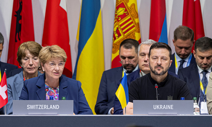 Tổng thống Thụy Sĩ Viola Amherd (trái) và Tổng thống Ukraine Volodymyr Zelensky tại hội nghị ở Burgenstock ngày 16/6. Ảnh: AFP