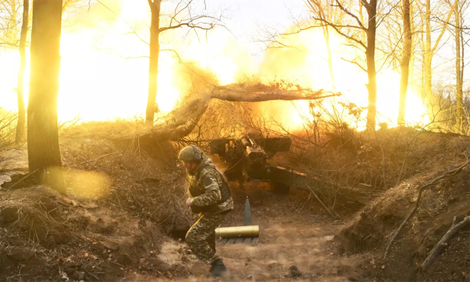 Pháo binh Nga tập kích vị trí Ukraine ngày 3/4. Ảnh: BQP Nga
