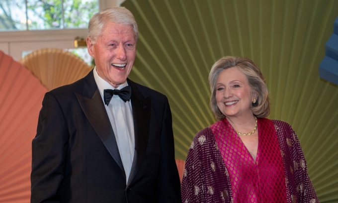 Vợ chồng cựu tổng thống Mỹ Bill Clinton tại Nhà Trắng hôm 10/4. Ảnh: Reuters