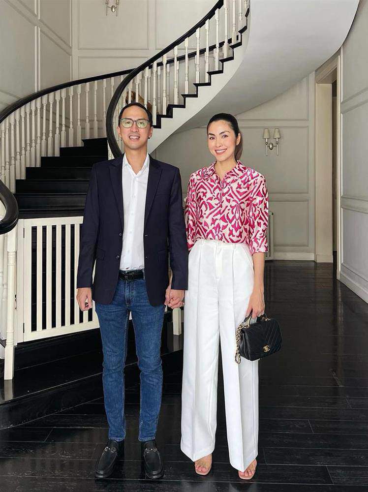 2 vợ chồng Tăng Thanh Hà thường nắm tay nhau ngọt ngào khi chụp ảnh chung.