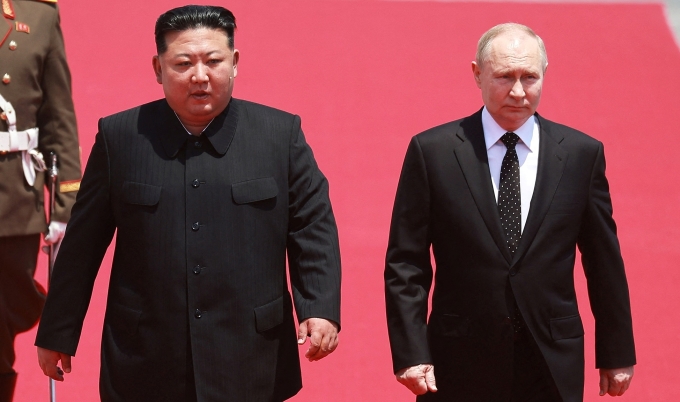 Tổng thống Nga Vladimir Putin (phải) và lãnh đạo Triều Tiên Kim Jong-un trong lễ đón tiếp tại Quảng trường Kim Nhật Thành ở thủ đô Bình Nhưỡng ngày 19/6. Ảnh: AFP