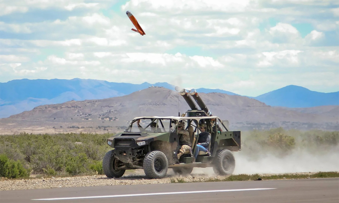 Drone ALTIUS 600M rời ống phóng trên xe địa hình. Ảnh: Anduril