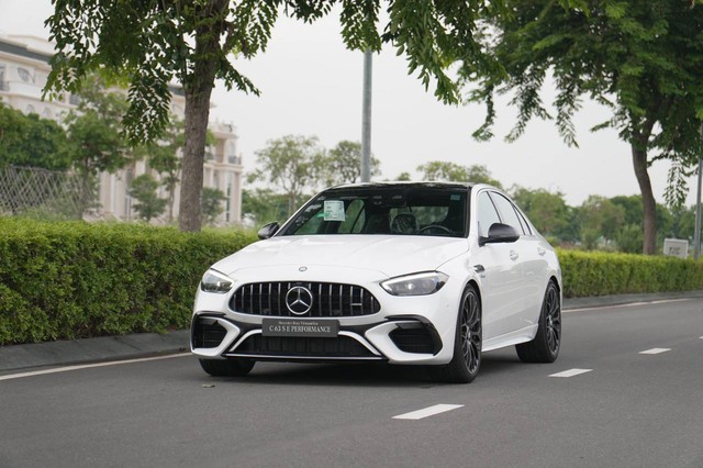 Mercedes-AMG C 63 S E Performance giá 4,9 tỷ đồng đầu tiên về Việt Nam: Mạnh ngang siêu xe, nhiều 'đồ chơi' khủng cho tín đồ tốc độ- Ảnh 13.