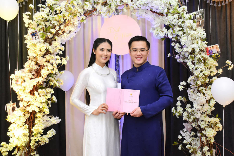 Sáng 22/6, Phạm Phú Đạt - chồng của hoa hậu Ngọc Hân - chia sẻ trên trang cá nhân loạt ảnh kỷ niệm 5 năm ngày đăng ký kết hôn của hai người.