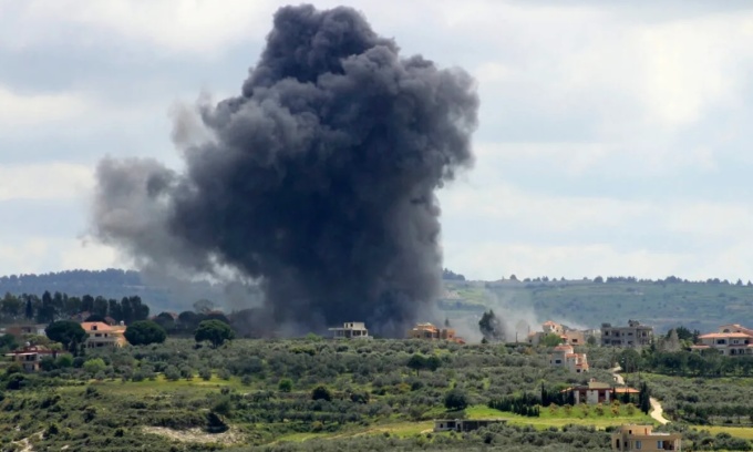 Khói bốc lên sau một cuộc tập kích của Israel vào biên giới phía nam Lebanon hôm 6/4. Ảnh: AFP