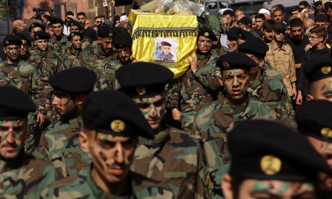 Thành viên Hezbollah khiên quan tài của một thành viên lực lượng thiệt mạng ở miền nam Lebanon hồi tháng 10/2023. Ảnh: Reuters