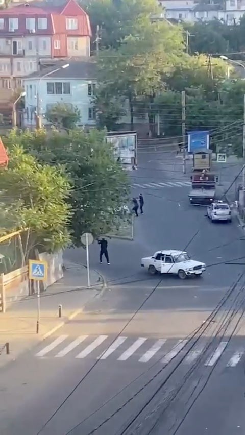 Nga: Nổ súng liên hoàn ở Dagestan, nhiều người thương vong - Ảnh 3.