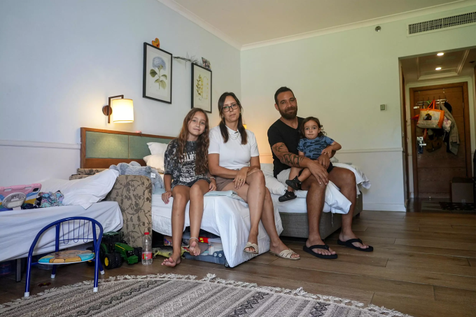 Gia đình Yarden Gil ở trong phòng khách sạn tại gần thành phố Tiberias. Ảnh: AFP