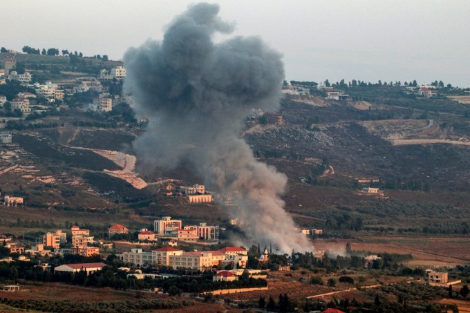 Khói bốc lên sau đợt pháo kích của Israel vào ngôi làng biên giới Khiam ở phía nam Lebanon ngày 23/6. Ảnh: AFP