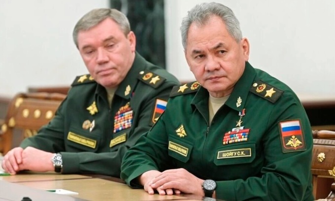 Ông Sergei Shoigu (phải) và Valery Gerasimov trong một cuộc họp ở thủ đô Moskva, Nga, hồi tháng 2/2022. Ảnh: AP