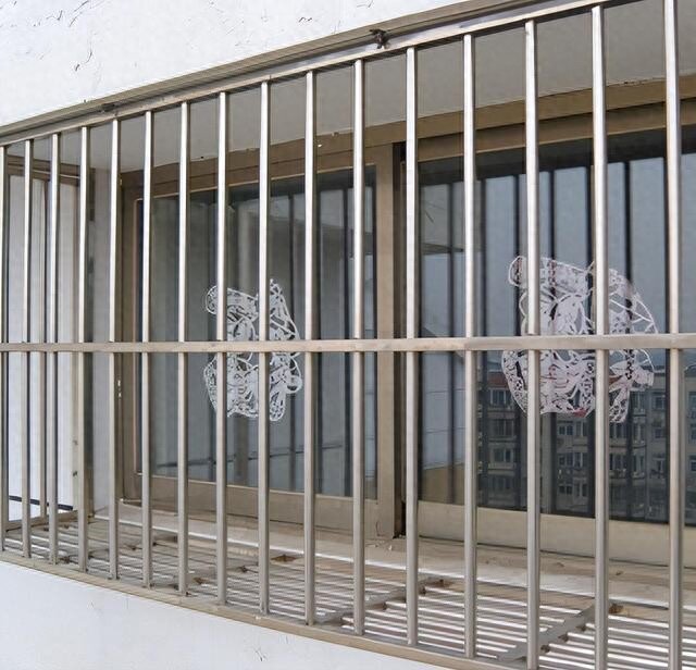 Tại sao ngày càng nhiều người từ bỏ cửa chống trộm truyền thống? 3 thiết kế này vừa đẹp vừa hữu dụng - 2