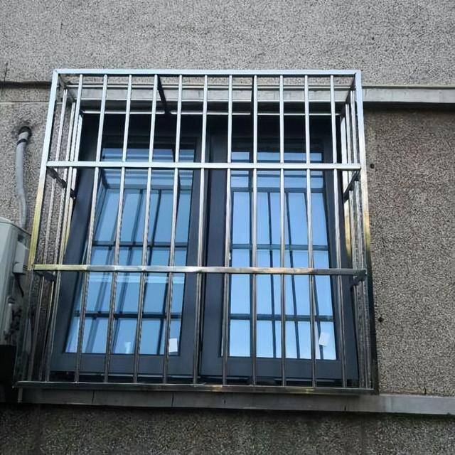 Tại sao ngày càng nhiều người từ bỏ cửa chống trộm truyền thống? 3 thiết kế này vừa đẹp vừa hữu dụng - 3