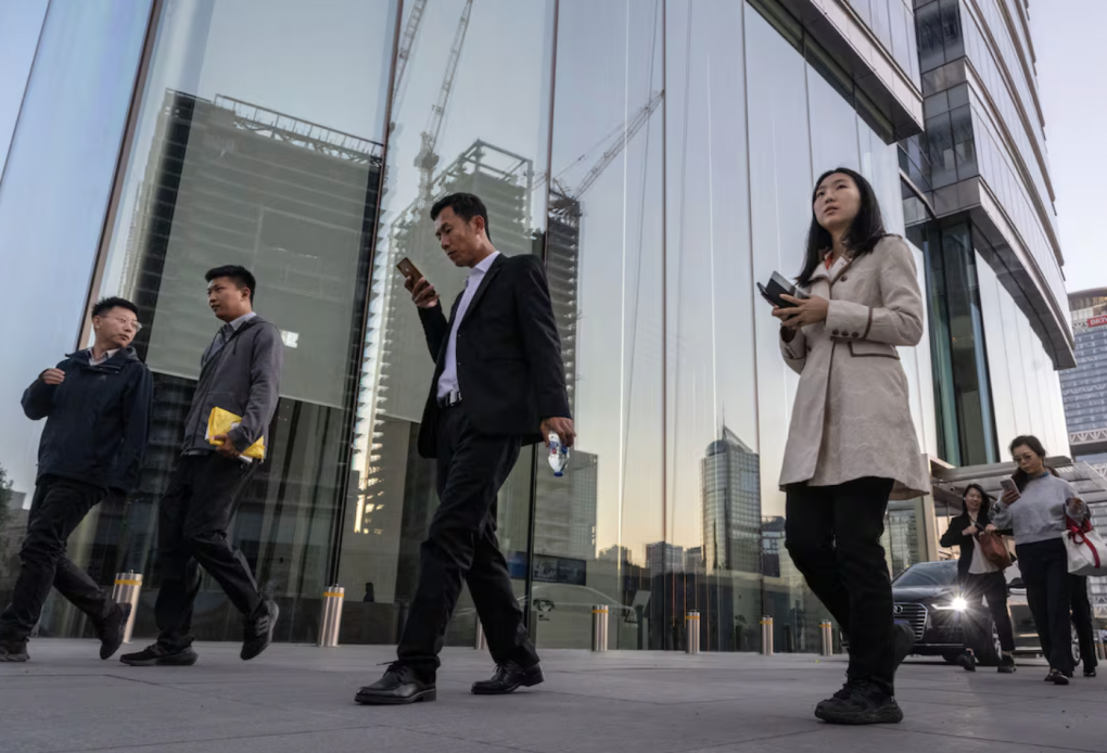 Người đi làm ở trung tâm Bắc Kinh, Trung Quốc. Ảnh: Elpais