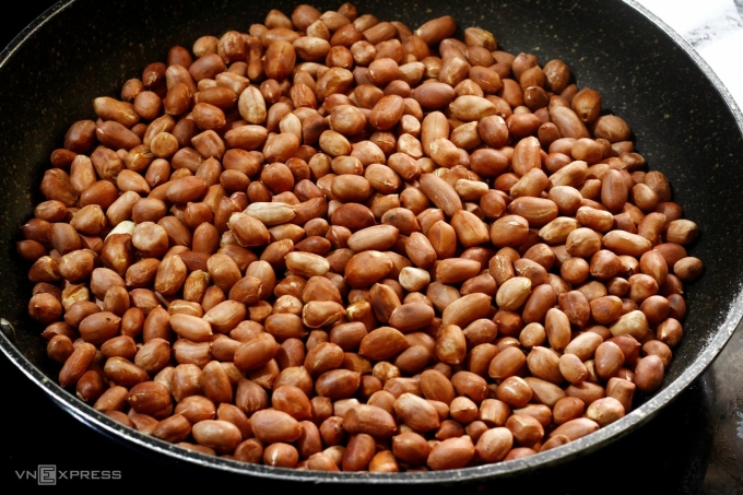 Rang lạc bằng chảo, lửa nhỏ giúp chín đều. Ảnh: Bùi Thủy