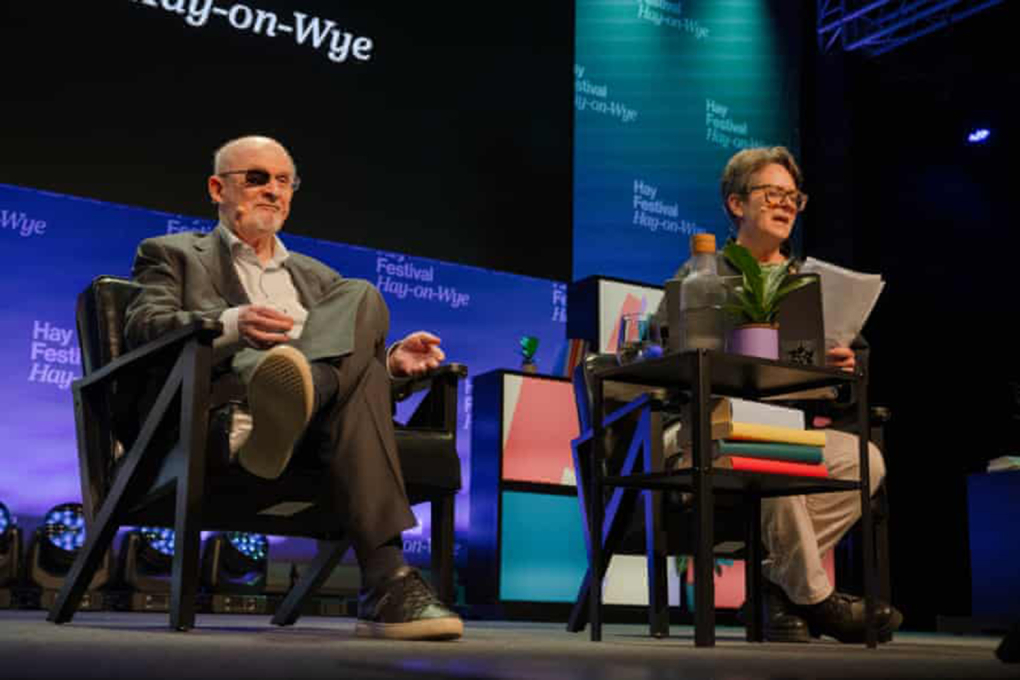 Salman Rushdie (trái) trò chuyện cùng tác giả, nhà phê bình người Mỹ Erica Wagner. Ảnh: Francesca Jones/The Guardian