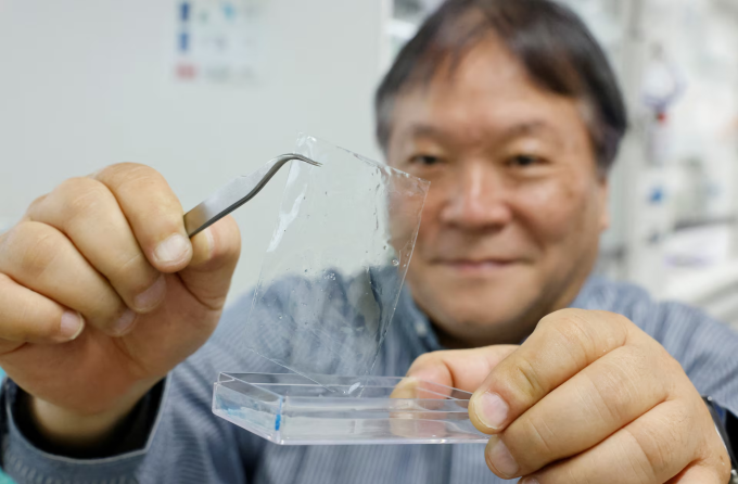 Takuzo Aida, Giám đốc Trung tâm Khoa học vật chất mới nổi (thuộc Riken), cầm mẫu nhựa phân hủy được trong đại dương, tại Wako, tỉnh Saitama, Nhật Bản, ngày 27/5. Ảnh: Reuters