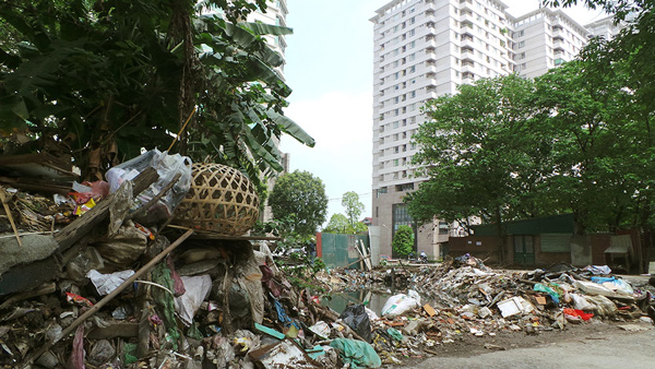 Vị trí nhà gần bãi rác dễ gây ô nhiễm, vì thế không nên mua.
