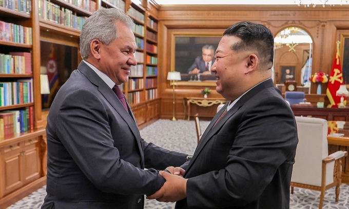 Lãnh đạo Triều Tiên Kim Jong-un (phải) tiếp Thư ký Hội đồng An ninh Quốc gia Nga Sergei Shoigu tại Bình Nhưỡng ngày 4/6. Ảnh: Reuters