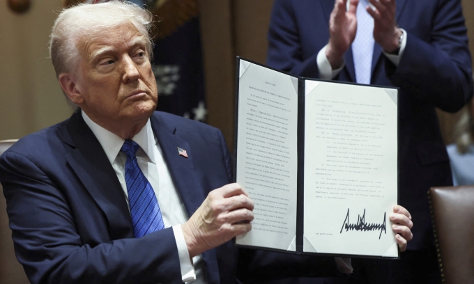 Tổng thống Donald Trump ký một sắc lệnh hành pháp tại Nhà Trắng hồi tháng ba. Ảnh: Reuters