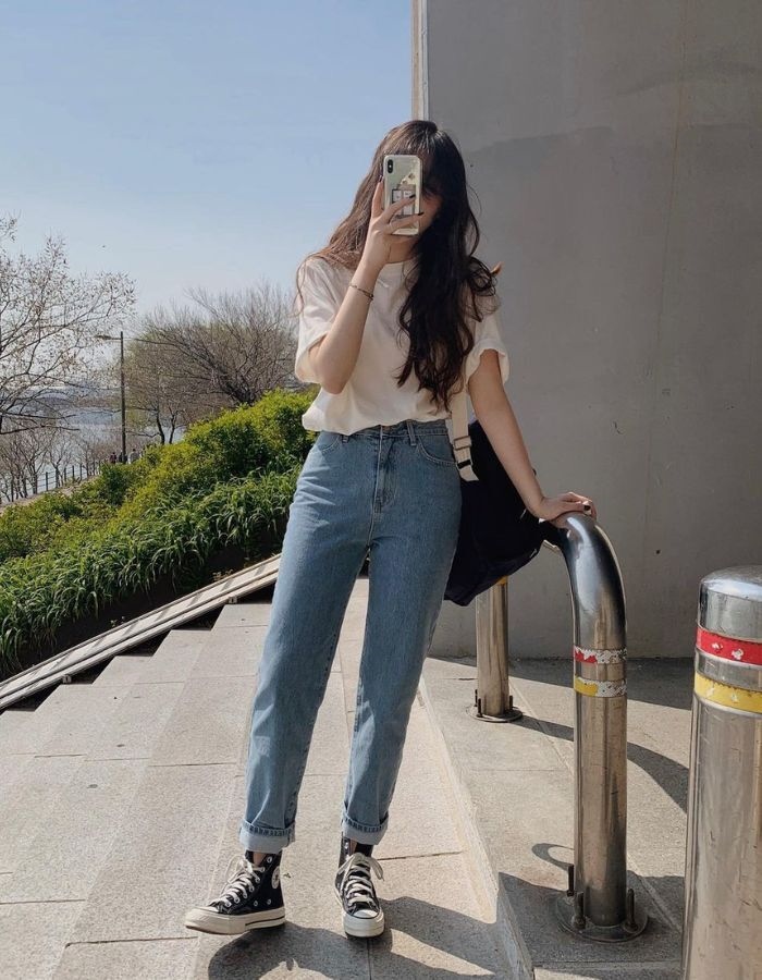 Áo phông oversized và quần jean ống đứng gấp gấu gợi nhớ tinh thần retro đầy phóng khoáng.