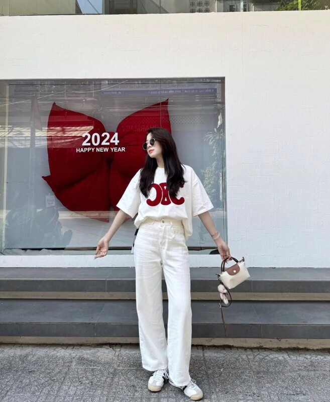 Một chiếc quần jeans trắng sẽ giúp oufit của bạn trông sang xịn hơn ngay cả khi diện áo phông đơn giản.