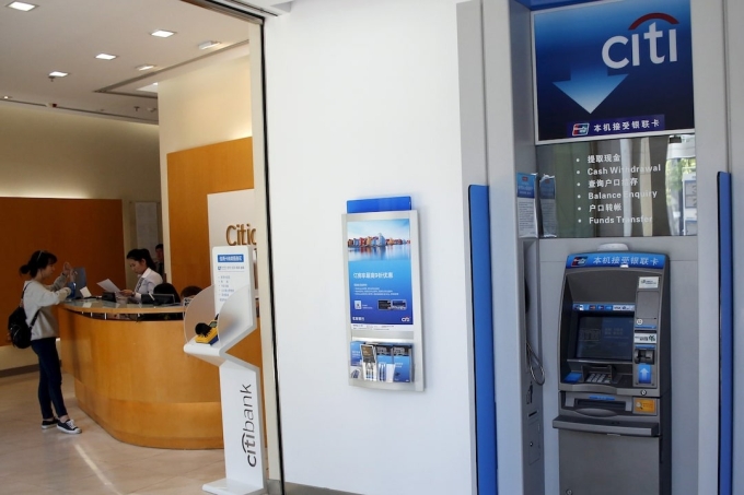 Cây rút tiền bên ngoài một chi nhánh của Citibank ở Trung Quốc. Ảnh: Reuters