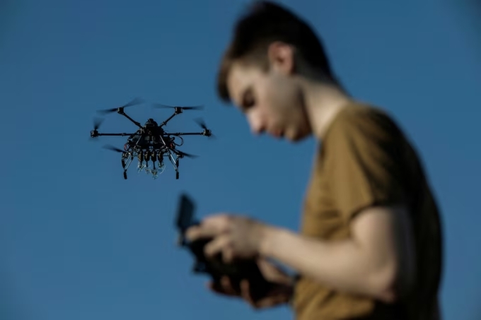 Lính Ukraine điều khiển UAV tại địa điểm không xác định ở Kharkov, ngày 22/4. Ảnh: Reuters