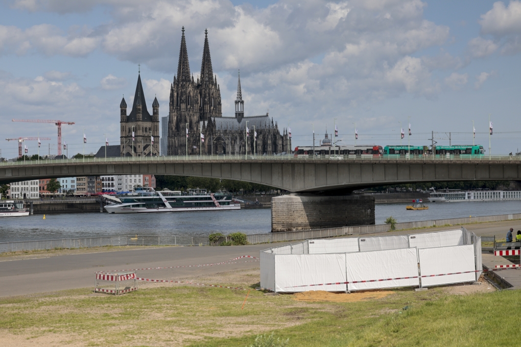 Vị trí một trong ba quả bom gần sông Rhine, Cologne, ngày 3/6. Ảnh: AP