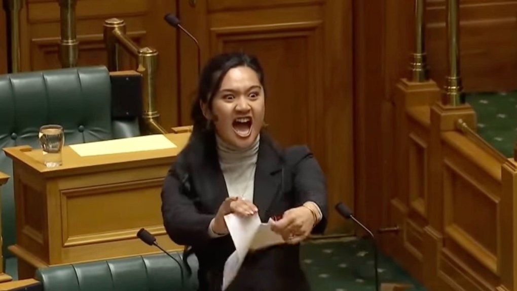 Nghị sĩ Hana-Rawhiti Maipi-Clarke xé bản sao dự luật tại Hạ viện New Zealand ngày 14/11. Ảnh:1News