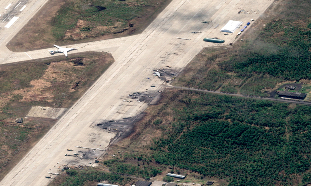 Các vệt cháy và mảnh vỡ trên bãi đỗ máy bay tại căn cứ không quân Olenya ở tỉnh Murmansk, Nga ngày 3/6. Ảnh: Airbus Defense