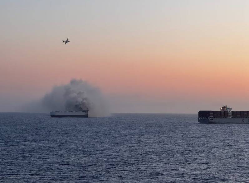 Một con tàu dài gần bằng 2 sân bóng đá chở 3.000 ô tô bốc cháy ngoài khơi Thái Bình Dương, nguy cơ nằm lại dưới đáy biển- Ảnh 2. Một con tàu dài gần bằng 2 sân bóng đá chở 3.000 ô tô bốc cháy ngoài khơi Thái Bình Dương, nguy cơ nằm lại dưới đáy biển- Ảnh 2.