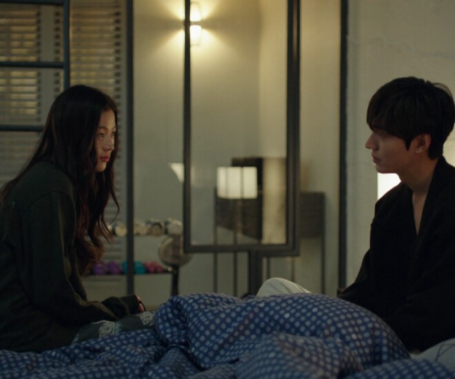 Sau biến cố, anh trở nên ít nói, hay cáu kỉnh, và gần như không còn động vào người tôi. (Ảnh minh họa)