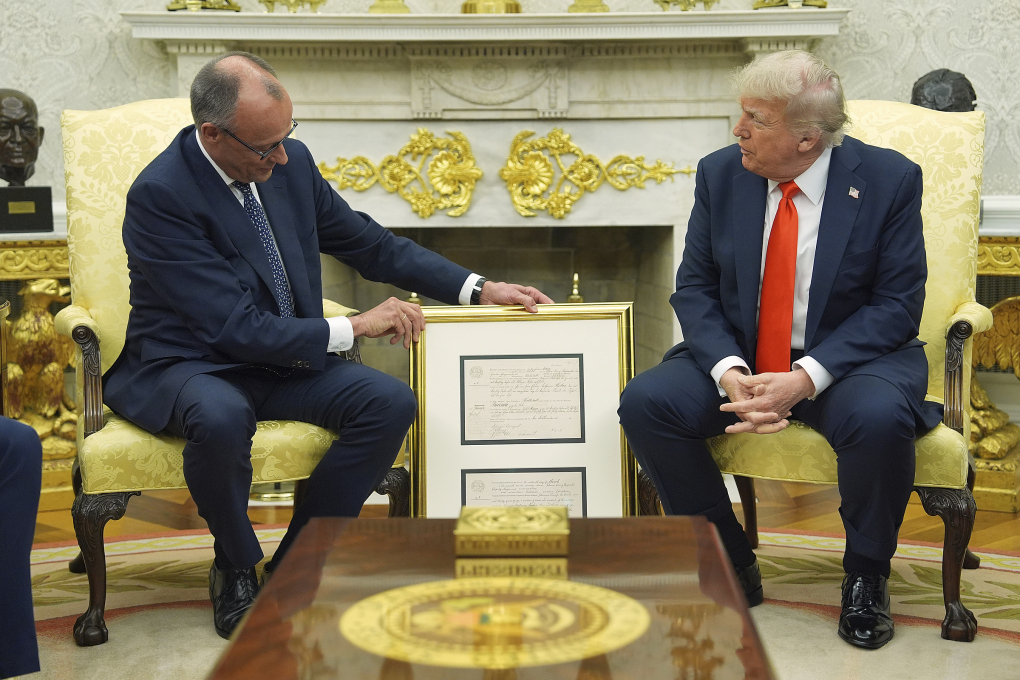 Thủ tướng Đức Friedrich Merz tặng ông Trump bản sao giấy khai sinh của ông nội, ngày 5/6. Ảnh: AP