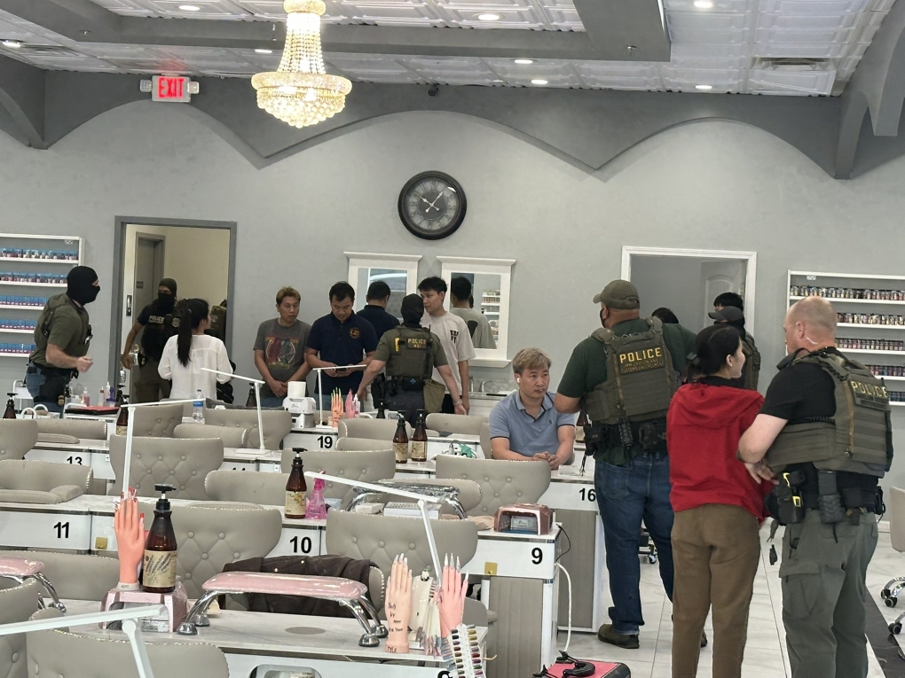 Đặc vụ Mỹ khám xét tiệm nail Luxx Nail Lounge ở thành phố Marietta, bang Georgia, ngày 4/6. Ảnh: HSI Atlanta