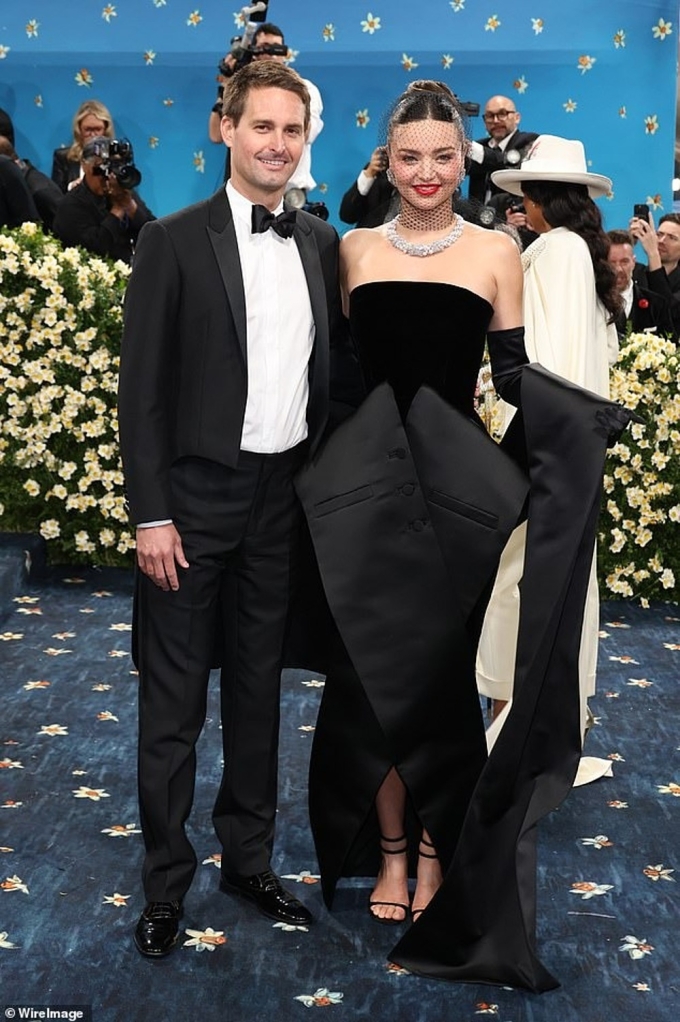 Vợ chồng cựu thiên thần nội y tại Met Gala đầu tháng 5. Ảnh: WireImage