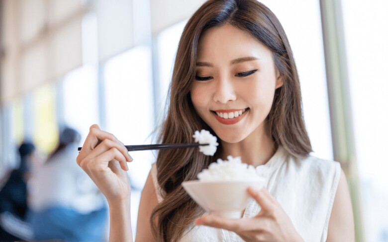 Rèn luyện thói quen ăn uống đúng cách để bảo vệ sức khỏe khỏi các bệnh nguy hiểm. (Ảnh minh họa).