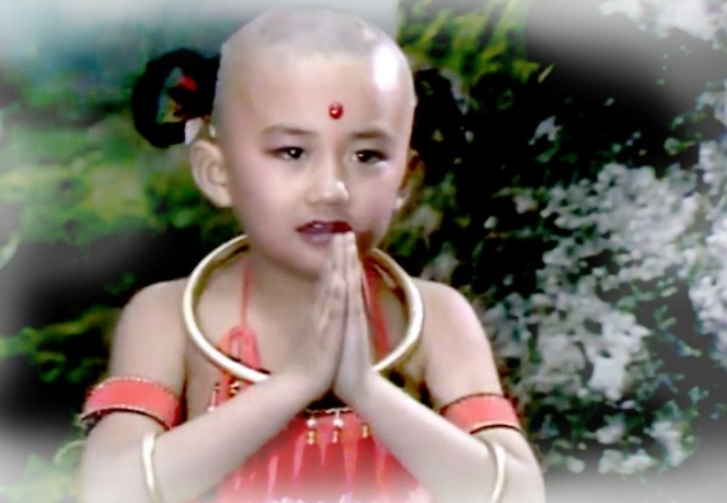 Triệu Hân Bồi lém lỉnh, đáng yêu và được ngắm cho vai Hồng Hài Nhi.