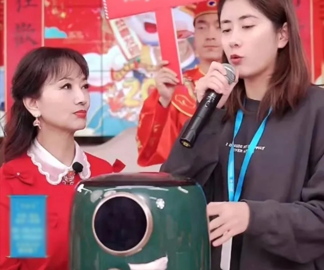 Triệu Nhã Chi tuổi ngoài 70 vẫn phải livestream bán hàng lúc nửa đêm.