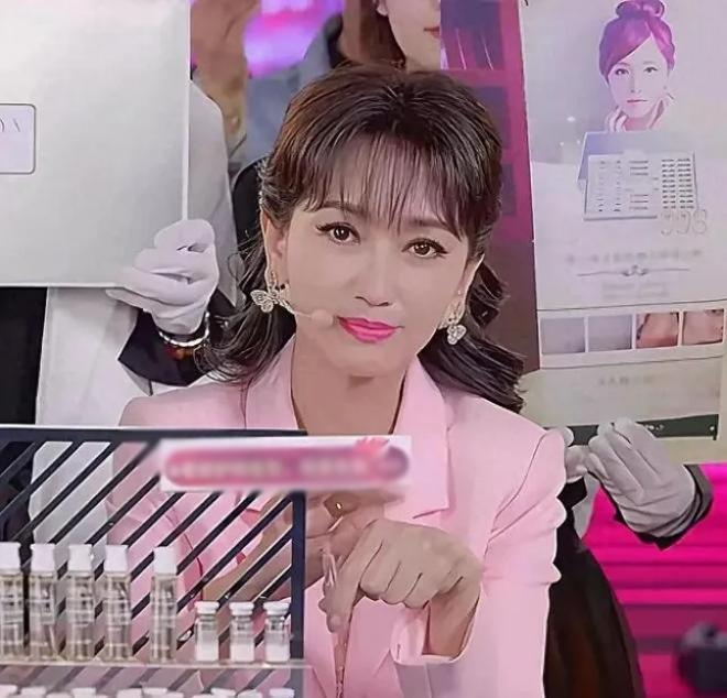 Nhiều người thất vọng trước hình ảnh bán hàng bất chấp của nữ nghệ sĩ.