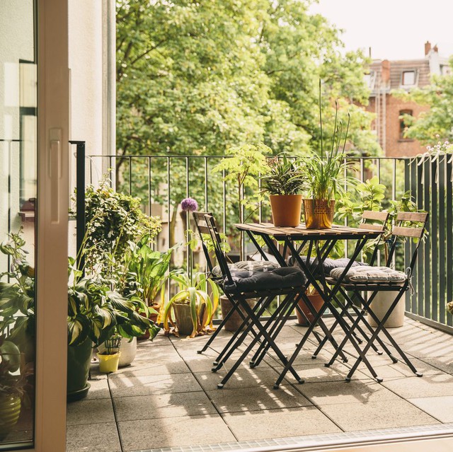 Những chậu cây cảnh nhỏ xinh là một phần không thể thiếu trong việc trang trí ban công. Chúng giúp đem đến cảm giác bình yên và tươi mới cho không gian