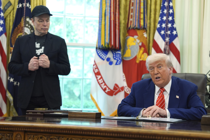 Tổng thống Mỹ Donald Trump (phải) và tỷ phú Elon Musk tại Nhà Trắng ngày 30/5. Ảnh: AP