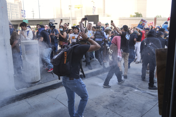 Người biểu tình phản đối cuộc trấn áp nhập cư của ICE ở Los Angeles, bang California ngày 6/6. Ảnh: AP