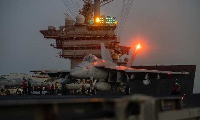 Tiêm kích F/A-18E mang tên lửa tàng hình AGM-154 chuẩn bị cất cánh từ tàu sân bay Truman hôm 2/5. Ảnh: US Navy