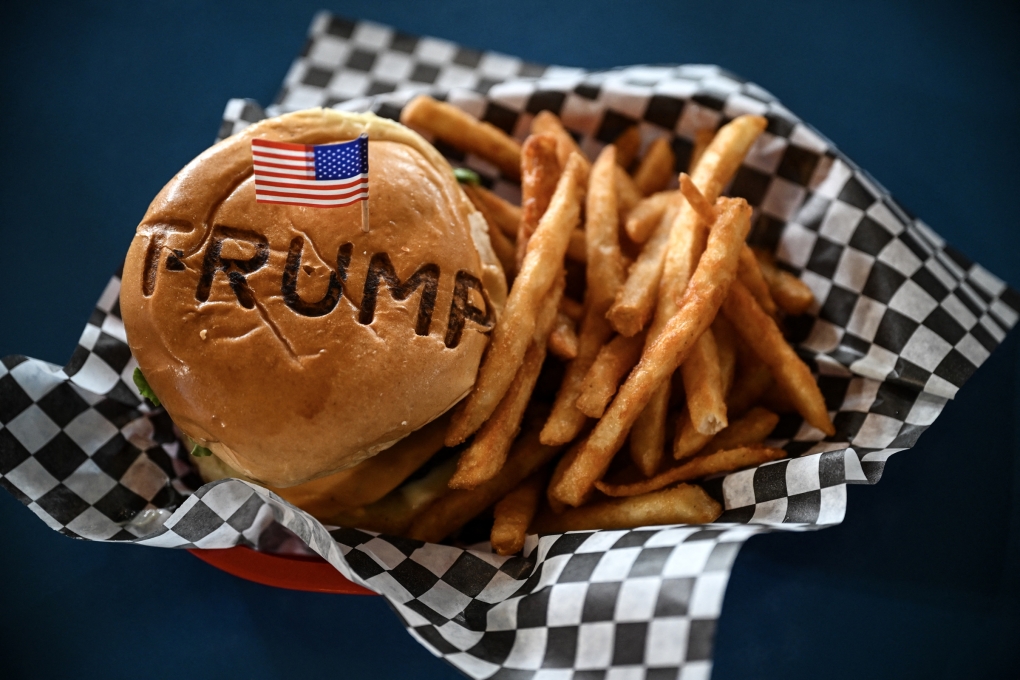 Bánh mì kẹp thịt in chữ Trump, cắm cờ Mỹ, trong nhà hàng Trump Burger tại Bellville, Texas, ngày 19/4. Ảnh: AFP