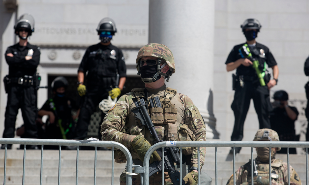 Thành viên Vệ binh Quốc gia California đứng gác ngoài tòa thị chính ở Los Angeles năm 2020. Ảnh: AP